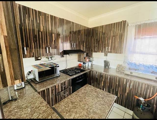 2 BEDROOM APARTMENT FOR SALE IN GLEN MARAIS